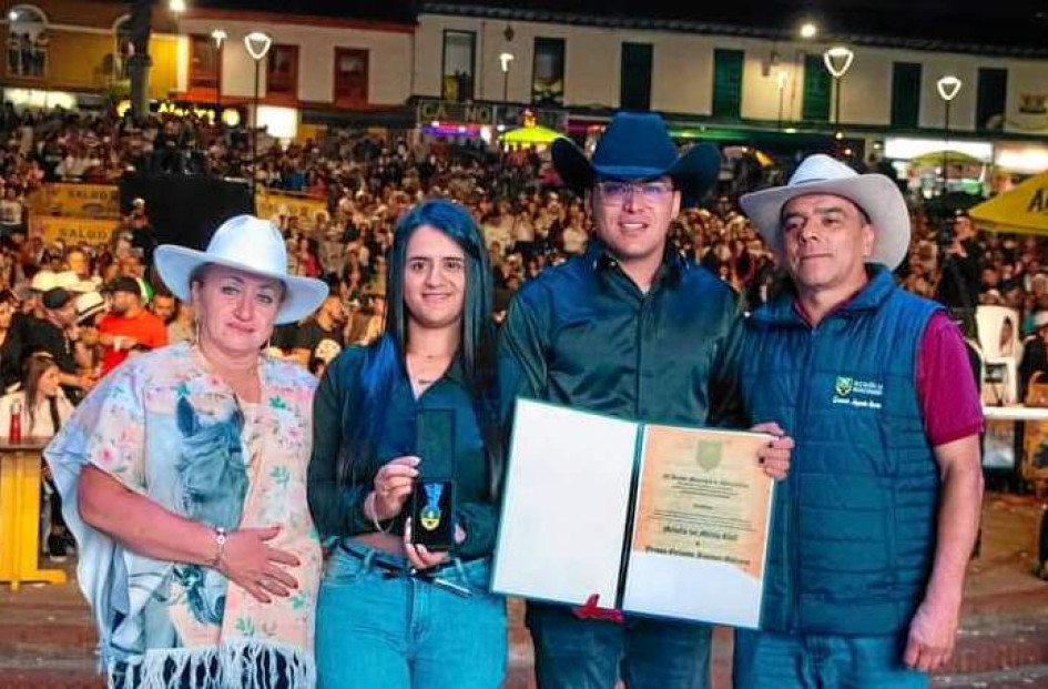 Fotos | Henry Giraldo | LA PATRIA Orden de la Cordialidad en la categoría Mérito Civil al artista, empresario local y patrocinador de esta edición de las Fiestas de la Cordialidad Yeison Jiménez Galeano, que con su gran talento ha contribuido al desarrollo cultural y económico de la región, siendo referente inspirador para las nuevas promesas de la música. Lo acompañan la concejal Vianey Carvajal; Carolina Ossa, secretaria de Gobierno; y el alcalde, Gerardo Osorio.