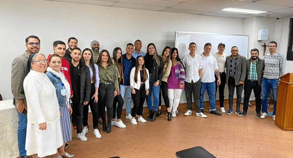 Foto| Cortesía UCM|LA PATRIA La rectora de la Universidad Católica de Manizales, hermana Elizabeth Caicedo, junto al grupo de estudiantes