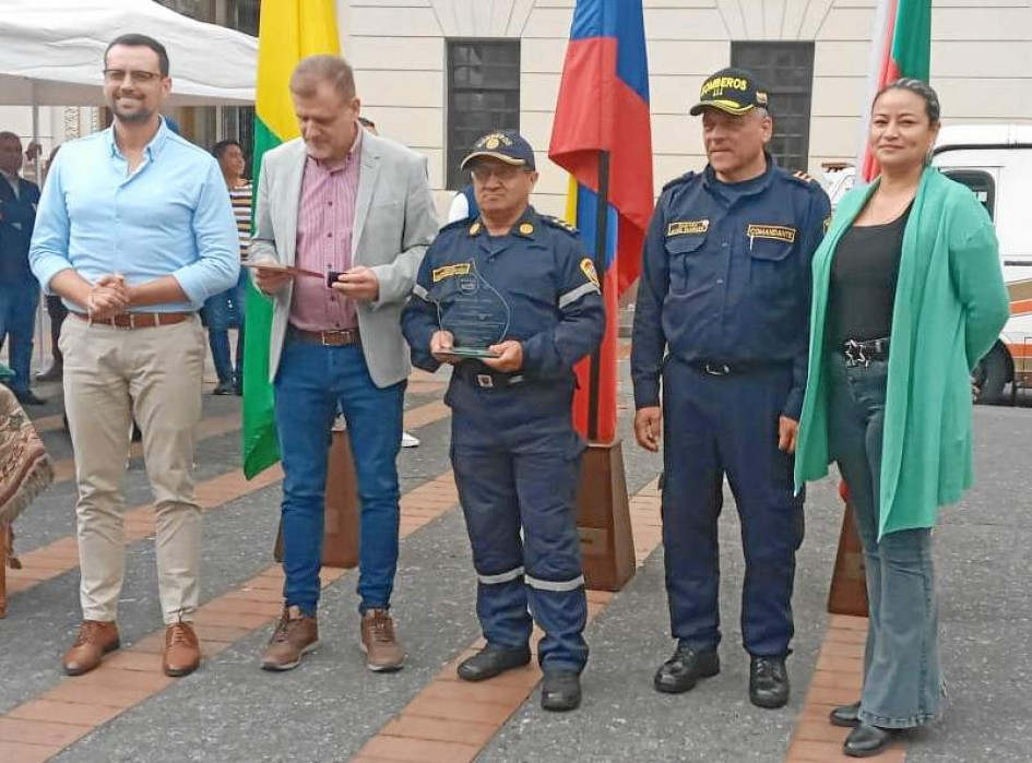 Foto | Lector | LA PATRIA El capitán Óscar Fernando Mejía Muñoz, comandante de Bomberos de Riosucio, con una antigüedad de 46 años en la institución y exdelegado departamental de Bomberos, recibió el Escudo de Caldas en categoría gran escudo por su labor con los caldenses de manos del gobernador de Caldas, Luis Carlos Velásquez. Los acompañan: Martín Augusto Durán Céspedes, secretario de Gobierno de Caldas; el capitán Jairo Alarcón, nuevo delegado departamental de Bomberos; y la secretaria de Medio Ambiente