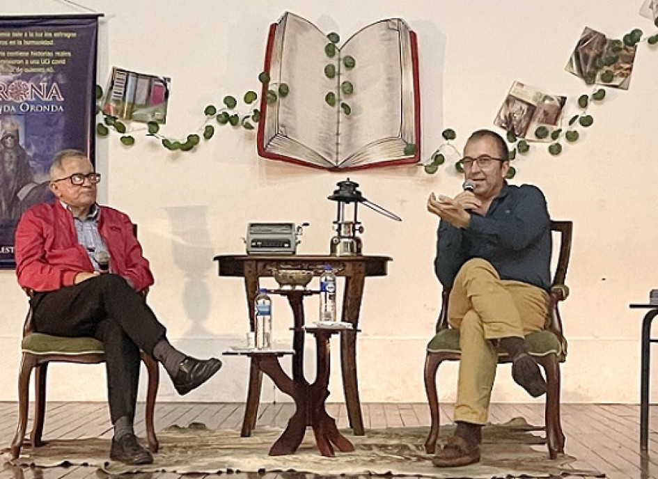 Foto | Diego Salgado | LA PATRIA En Aranzazu, el escritor Mario César Restrepo Velásquez, derecha en la foto, acompañado por el también escritor José Miguel Alzate presentaron el libro Corona & Ronda Oronda, que es una radiografía del coronavirus con historias reales de personas que sobrevivieron a la enfermedad tras pasar por una Unidad de Cuidados Intensivos (UCI), así como el relato de dramas familiares de quienes no corrieron con la misma suerte.