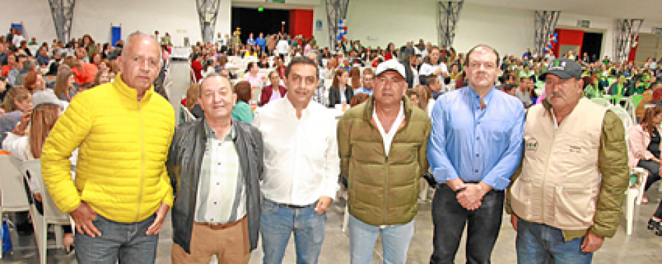 Foto | Argemiro Idárraga | LA PATRIA La Cooperativa de ahorro y vivienda Tax La Feria celebró a sus afiliados el Día de la Madre y del Padre. Asistieron por lo menos mil afiliados. En la imagen la junta directiva de Tax La Feria: Albeiro Ramírez, Mario Augusto Gómez, Orlando Quiceno, Juan Ospina, Juan Carlos Gómez y Ocias Hernández.