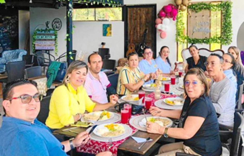 Foto | Rubén Dario Lopéz | LA PATRIA Óscar Arias Fierro, Liliana Marcela Páez Vera, rectora de la Institución Educativa Pueblo Nuevo; Mauricio Jiménez García, coordinador Institución Educativa La Rioja; Mery Rocío González Santa, rectora I.E. Pensilvania; Olga Osorio Suárez, coordinadora de la I.E. Arboleda; Ayolany Toro López, coordinadora en Santa Rita; Ángela Cristina Lalinde Muñoz, coordinadora en la I.E. Normal de La Presentación; Clemencia Aristizábal Gómez, coordinadora de Bolivia; Gerardo Gómez, dir