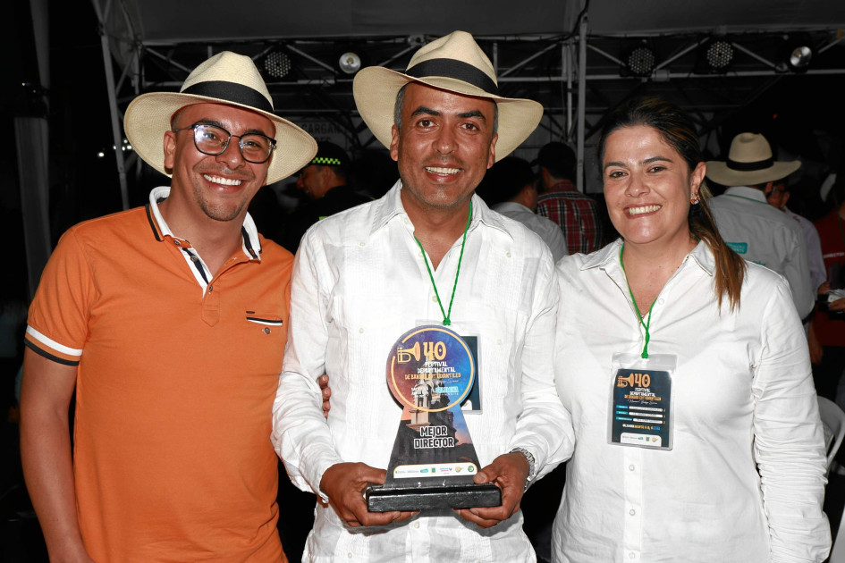 Foto | Luis Fernando Rodríguez García | LA PATRIA José Alexánder Gaviria, fue elegido como el mejor director del 40 Festival Departamental de Bandas Estudiantiles, que se realizo en Salamina. En la imagen lo acompañan: Juan Carlos Ramírez, alcalde de Aguadas y Diana Lucia González de la institución educativa Marino Gómez.