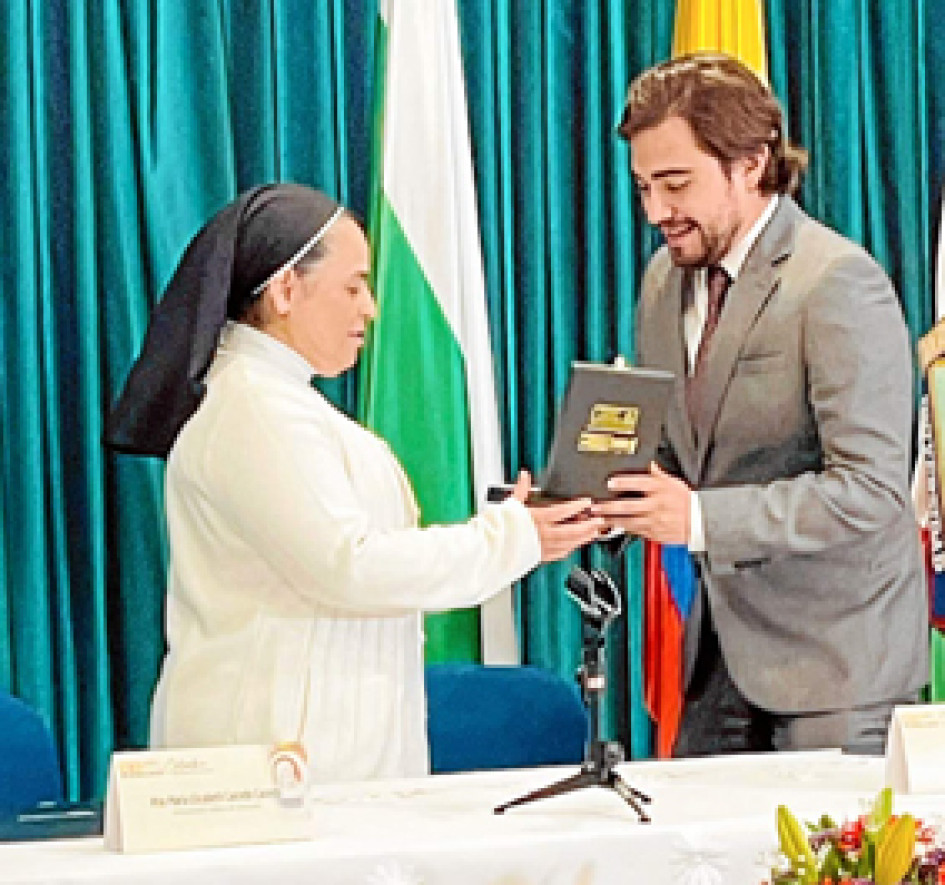 Foto | Tomada de @santiagosoriom | LA PATRIA Las Hermanas de la Presentación recibieron el jueves la Orden de la Democracia Simón Bolívar, máxima distinción del Congreso de la República, por su legado de 150 años y su trabajo por sacar adelante la Clínica de la Presentación, la Universidad Católica y la Fundación Obras Sociales Betania. El reconocimiento lo entregó el jueves el representante a la Cámara por Caldas, Santiago Osorio Marín a la Hermana Elizabeth Caicedo Caicedo, rectora de la universidad Catól