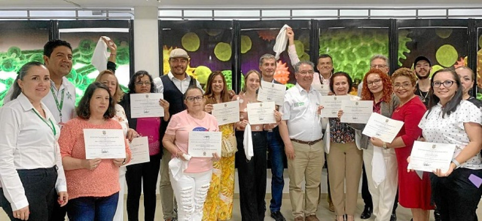 Fotos| Yalile García|LA PATRIA 28 personas, entre ellas 18 de la Mesa de víctimas de Caldas, se certificaron con la norma de competencia laboral en Gestión de Paz. El evento fue organizado por la Unidad Solidaria, Sena Centro para Formación Cafetera, Mesa de Víctimas de Manizales y Fundación Ecológica y de Paz. También participaron organizaciones de la economía popular, solidaria y comunitaria de distintos sectores que quieren hacer de sus liderazgos sociales una fortaleza con la norma de competencia labora