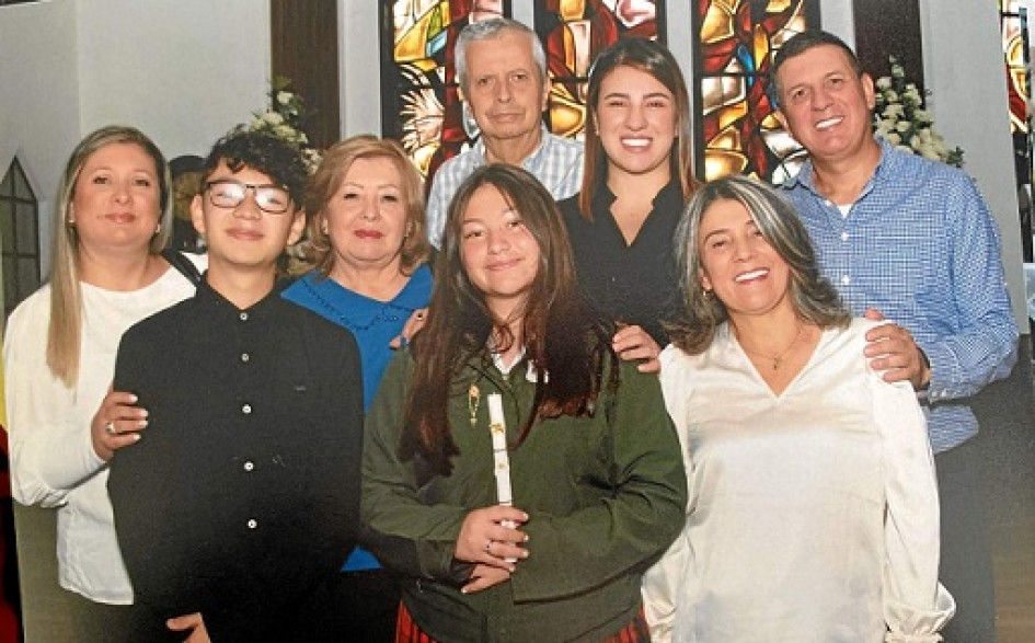 Foto | Cortesía lector | LA PATRIA Arriba: Jorge Hernán Cabra, Manuela Cabra y Guillermo Salgado. Abajo: Beatriz Eugenia Salgado, Nicolas Leyva, Gloria Inés de Salgado, Isabella Botero Salgado y Olga Lucía Cabra.
