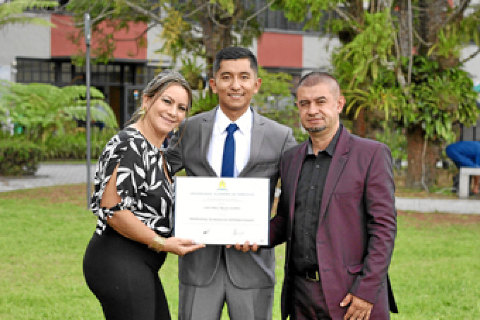 Foto | Cortesía | LA PATRIA Juan Pablo Trejos en compañía de sus padres, Diego Martínez y Alba Ocampo.