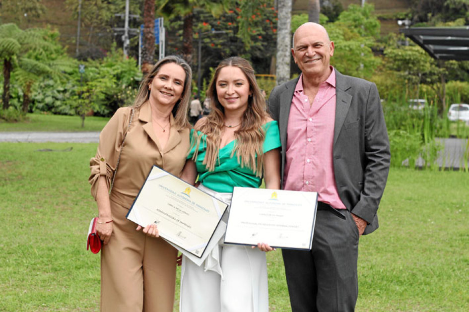 Foto | Cortesía | LA PATRIA Camila Mejía Henao en compañía de sus padres, Adriana María Henao y Luis Enrique Mejía Salazar.