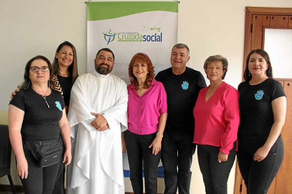 Junta directiva y equipo de trabajo: Martha Cecilia Londoño, Nathaly Buitrago, Padre Hugo Armando Gálvez, Mónica Giraldo Mejía, presidenta de la junta directiva, Jaime Calderón, Francia Elena López y Lina María Chavarriaga.