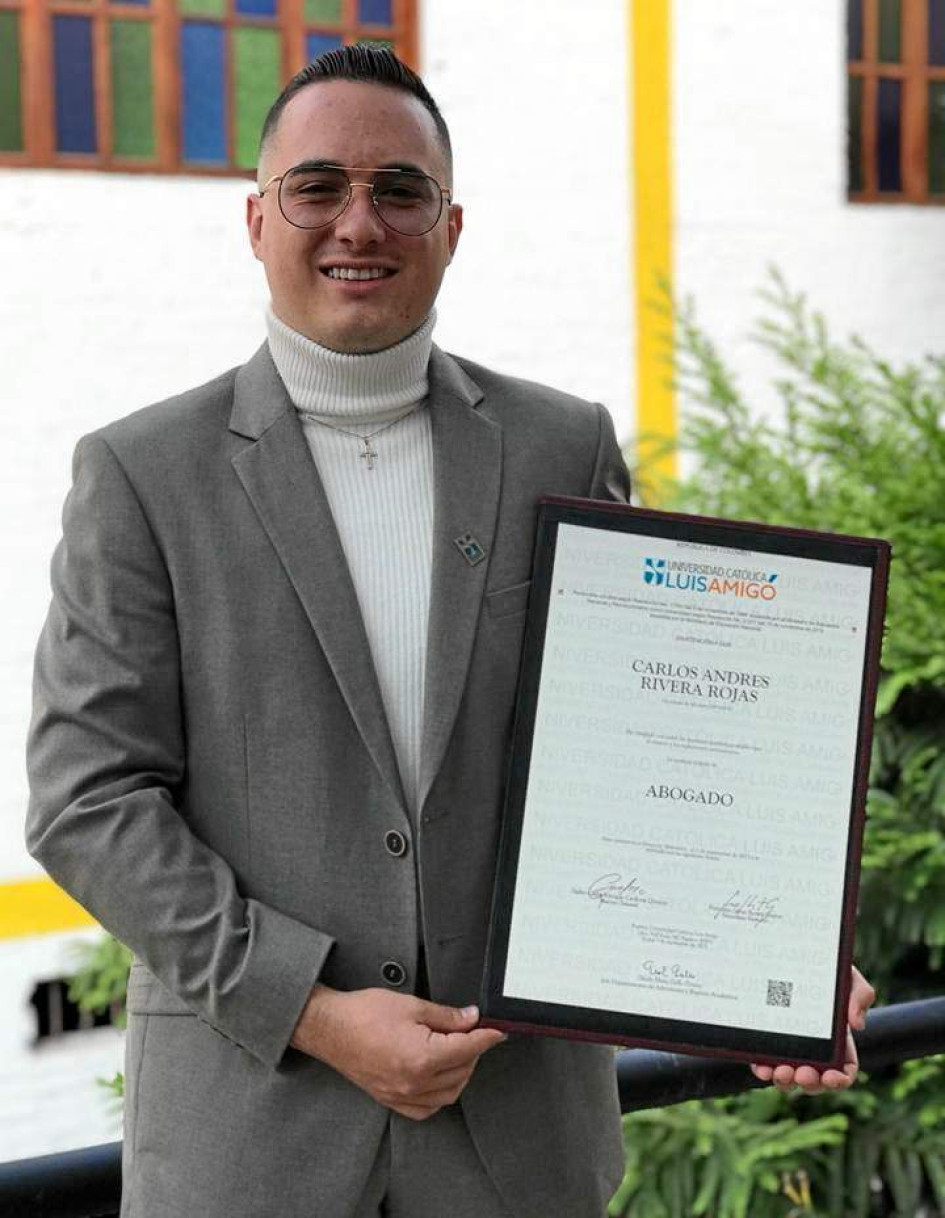 Foto | Henry Giraldo | LA PATRIA Carlos Andrés Rivera Rojas se graduó de abogado de la Universidad Católica Luis Amigó el pasado viernes. Es egresado de la Institución Educativa Gregorio Gutiérrez González, del corregimiento Planes de Manzanares.