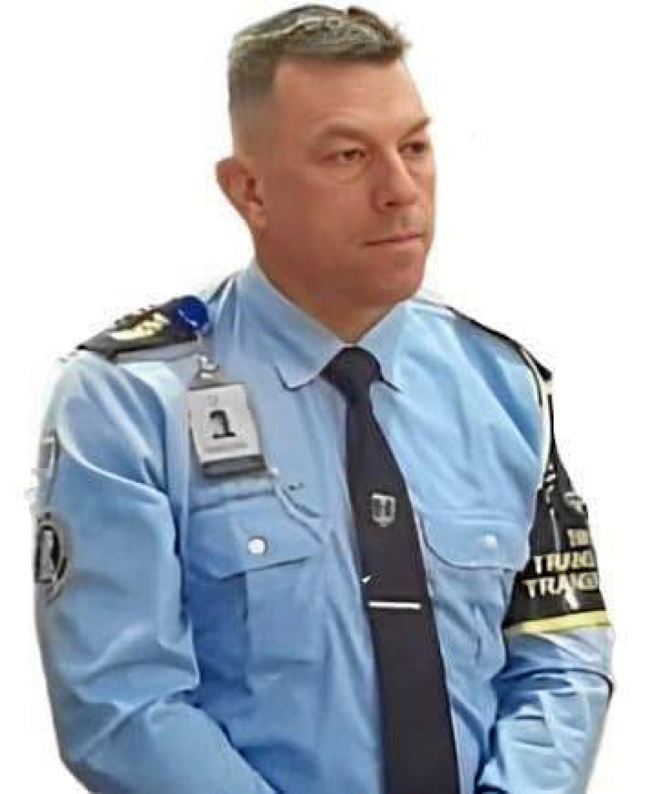 Foto | Lector | LA PATRIA  Luis Alexander Rendón, AT 28, fue elegido como mejor agente de tránsito del mes de agosto por la Secretaría de Movilidad de Manizales, gracias a que es un excelente compañero y un funcionario público que siempre respeta a la ciudadanía y está dispuesto a ayudar al que lo necesite en todo momento. ¡Felicitaciones AT 28!