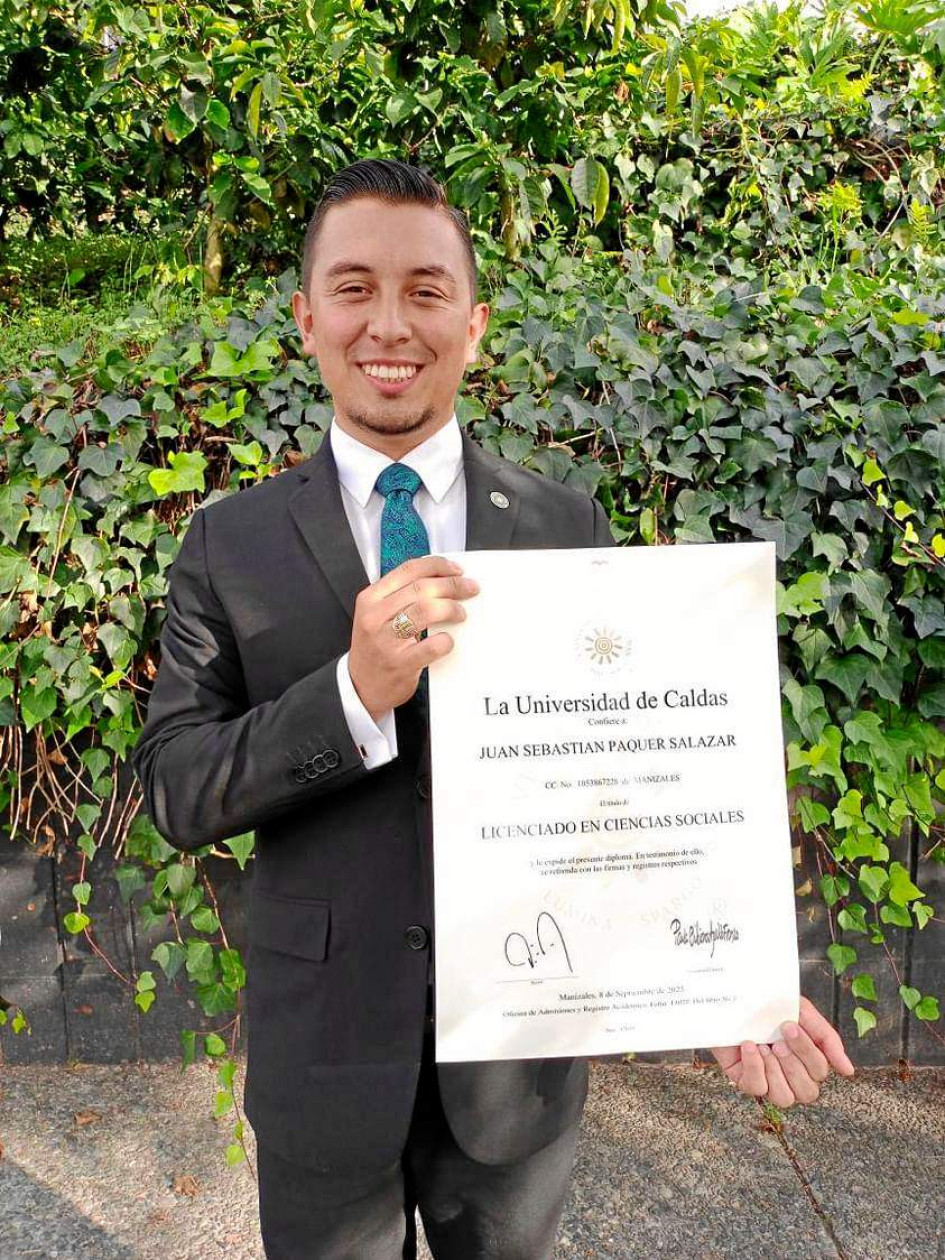 Foto | Lector | LA PATRIA Juan Sebastián Páquer Salazar obtuvo el título de Licenciado en Ciencias Sociales, en ceremonia celebrada el pasado ocho de septiembre en la Universidad de Caldas.