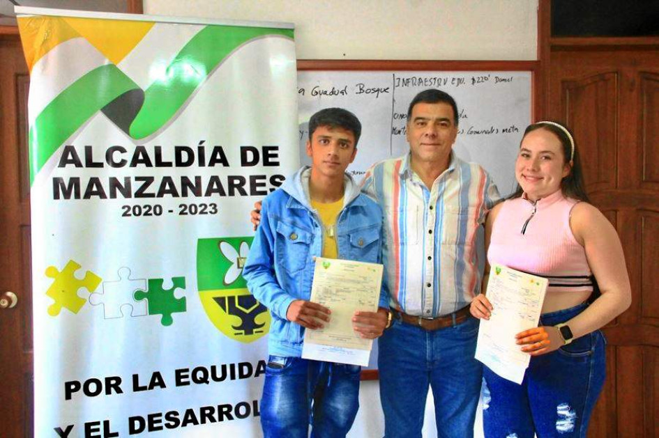 Foto | Cortesía | LA PATRIA Diego Alexánder Montoya, Gerardo Osorio Duque, alcalde de Manzanares, y Mariana Ospina.
