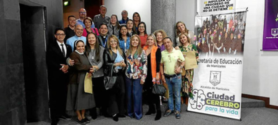Foto | Cortesía | LA PATRIA Grupo de rectores asistentes a la reunión junto con la secretaria de Educación de Manizales, Elizabeth Pacheco Alzate.