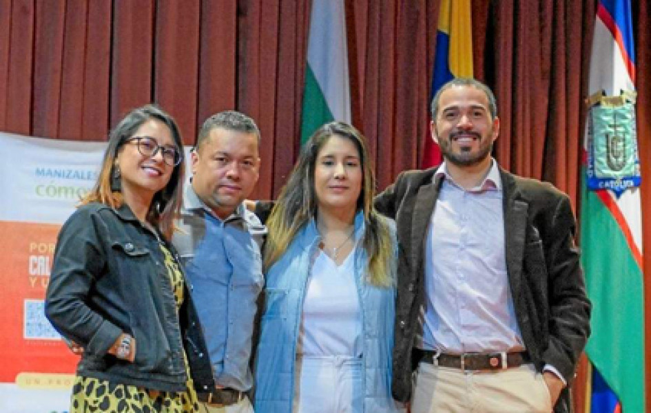 Foto | Cortesía | LA PATRIA Organizadores del foro: Diana Marcela Gómez Sánchez, directora de la Unidad Académica de Formación Humano Cristiana; Edwin Hernando Duque Mesa, docente de Constitución y Contexto Sociopolítico de la UCM; Margarita Laverde Galvis, líder de comunicaciones de Manizales Cómo Vamos; y Daniel Hurtado Cano, director de Manizales Cómo Vamos.
