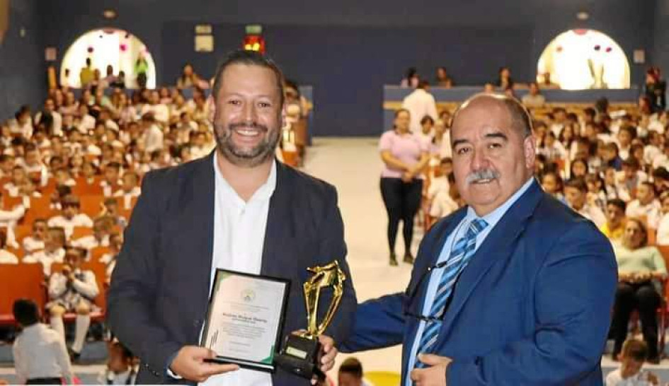 Fotos | Alcaldía | LA PATRIA El rector, Francisco Javier Obando, en compañía de docentes, estudiantes y padres de familia.