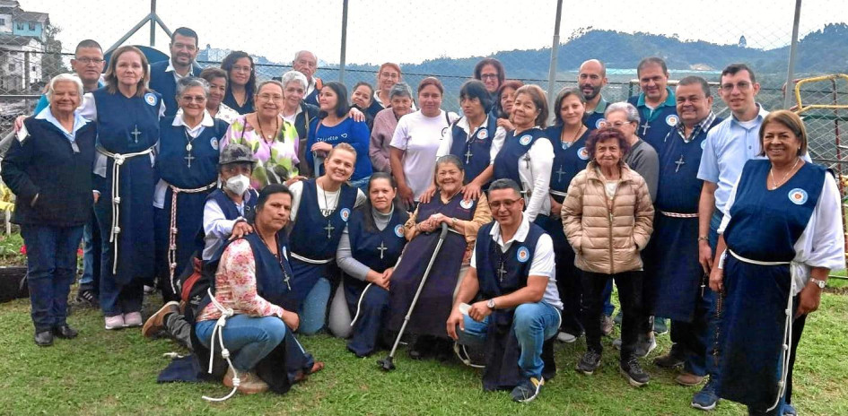 Foto | Lector | LA PATRIA Colaboradores del templo San Lorenzo, ubicado en el barrio Sierra Morena de Manizales, celebraron el día de su santo prestando su servicio en el comedor comunitario de esta parroquia.