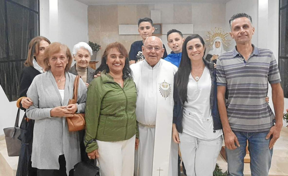 Foto | Lector | LA PATRIA Con una santa eucaristía en el colegio San Rafael se recordó a Elisabeth Bonilla tras cumplir nueve meses de su fallecimiento. En la imagen: Clemencia Botero, Mercedes Jaramillo, María Esperanza Montes, padre Marino Martínez, Thomas Ramírez, Martín Ramírez, Marcela Ramírez, José Adolfo Ramírez y María del Rosario Ramírez.