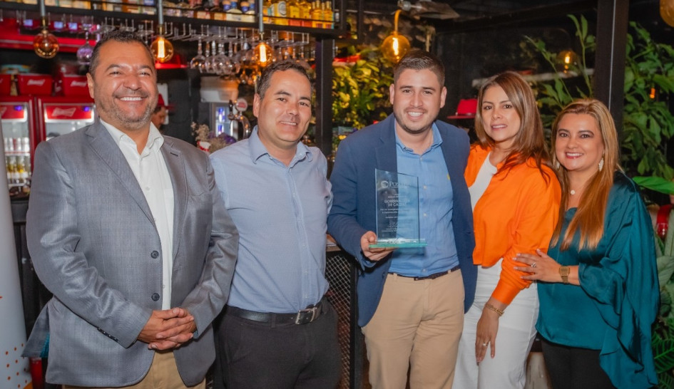 Foto | Lector | LA PATRIA Carlos Iván Heredia, vicepresidente de promoción y prevención de Positiva Compañía de Seguros; James Rivera, asesor en riesgos de Positiva Compañía de Seguros; Alejandro Díaz Ramírez, líder del Sistema de Gestión de Seguridad y Salud en el Trabajo; Maritza Cortés, gerente Positiva Compañía de Seguros sucursal Caldas y Claudia Yaneth Cortés, administradora de riesgos laborales en Caldas.