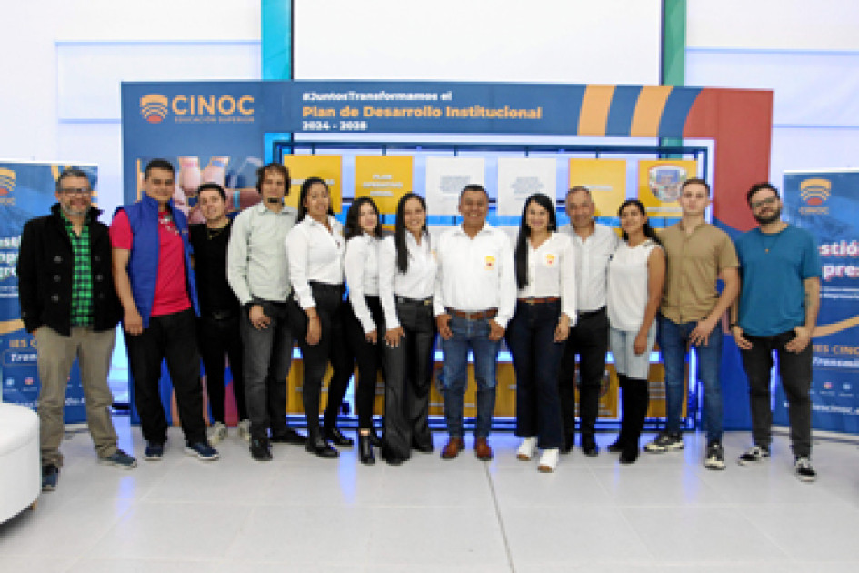 Fotos | Luis Trejos | LA PATRIA Diego Restrepo, Helman Romero, Nicolás Giraldo Gómez, Ricardo Ramírez, Hasleidy Valencia, Karol Ramírez, Yennifer Correa, coordinadora de mercadeo, información y comunicaciones de la IES CINOC; Juan Carlos Loaiza Serna, rector de la IES CINOC; Paola Cardona, comunity manager; Nicolás Otálvaro, vicerrector académico; Yashika Vélez Gutiérrez, Juan Manuel Calderón y Juan Carlos Ramírez, diseñador gráfico.
