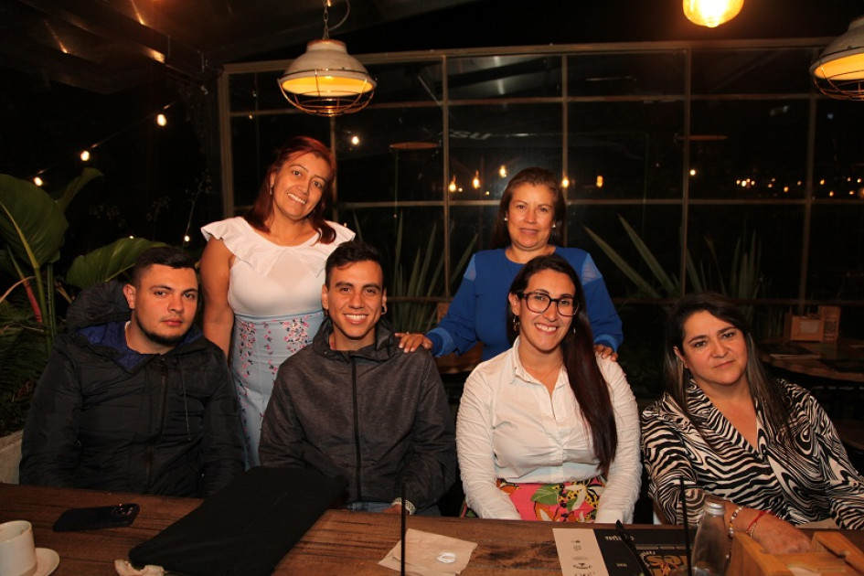 Foto | Argemiro Idárraga | LA PATRIA Arriba: Marta Cecilia Reinosa y Marisela Oyola. Abajo: Andrés Ortiz, Edward Barragán, Isabel Núñez y María Eugenia López. Se reunieron en el restaurante Cortesana, de Manizales, para disfrutar una cena de amigos,