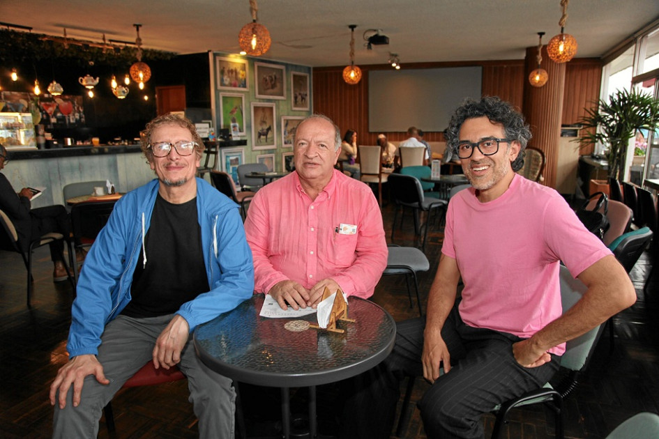 Fabio Rubiano, director del Teatro Petra; Octavio Arbeláez, director del Festival Internacional de Teatro de Manizales; y Daniel Mickey, productor del Teatro Petra; compartieron un café en el marco de la edición 55 del Festival Internacional de Teatro de Manizales que está en su séptimo día.