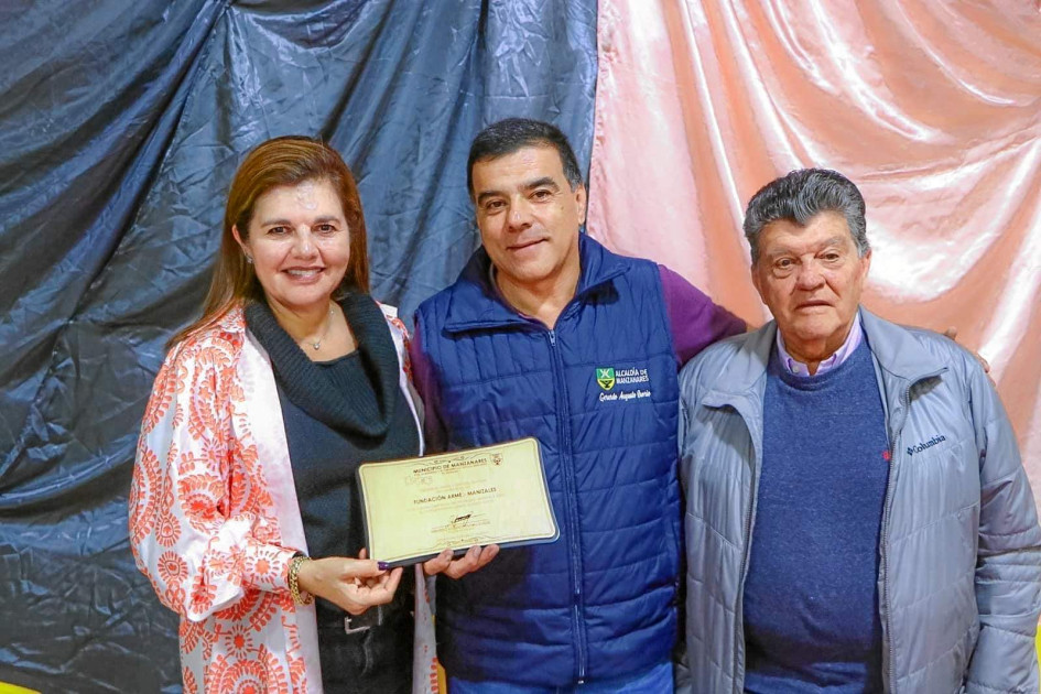 Foto | Cortesía | LA PATRIA Clemecia Mejía Franco, Gerardo Osorio, alcalde, y Héctor Mejía.