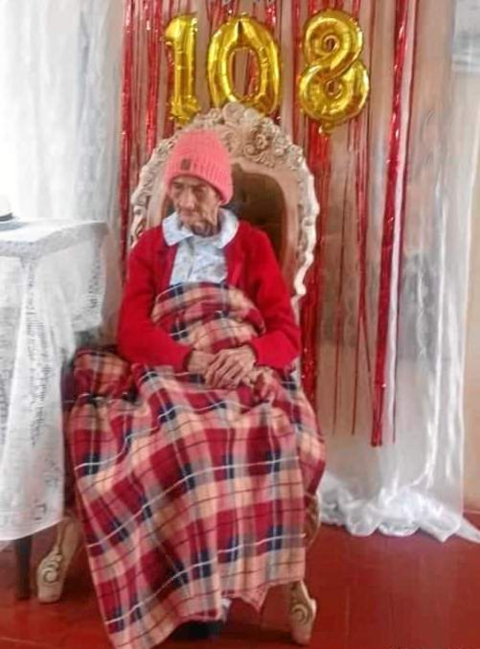 Foto | Diego Salgado | LA PATRIA Pastora Emilia Montoya Martínez es la persona más longeva de Aranzazu al cumplir 108 años. De ellos, la gran mayoría los ha vivido en el Hogar del Anciano Santa Catalina, desde que esa institución funcionaba en el terreno que hoy ocupa el hospital local. La celebración estuvo a cargo de integrantes de la Sociedad de San Vicente de Paúl, entidad administradora del ancianato y de los empleados que no pasaron por alto la fecha.