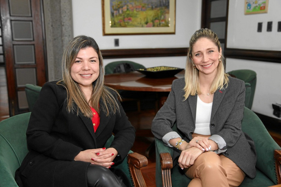 Foto | Argemiro Idárraga | LA PATRIA  En el salón amarillo de la Gobernación de Caldas, Alejandra Cañas, esposa del comandante del Batallón Ayacucho, teniente coronel Juan Gabriel Rojas González, visitó a la gestora social de Caldas, Camila Castillo Camacho.