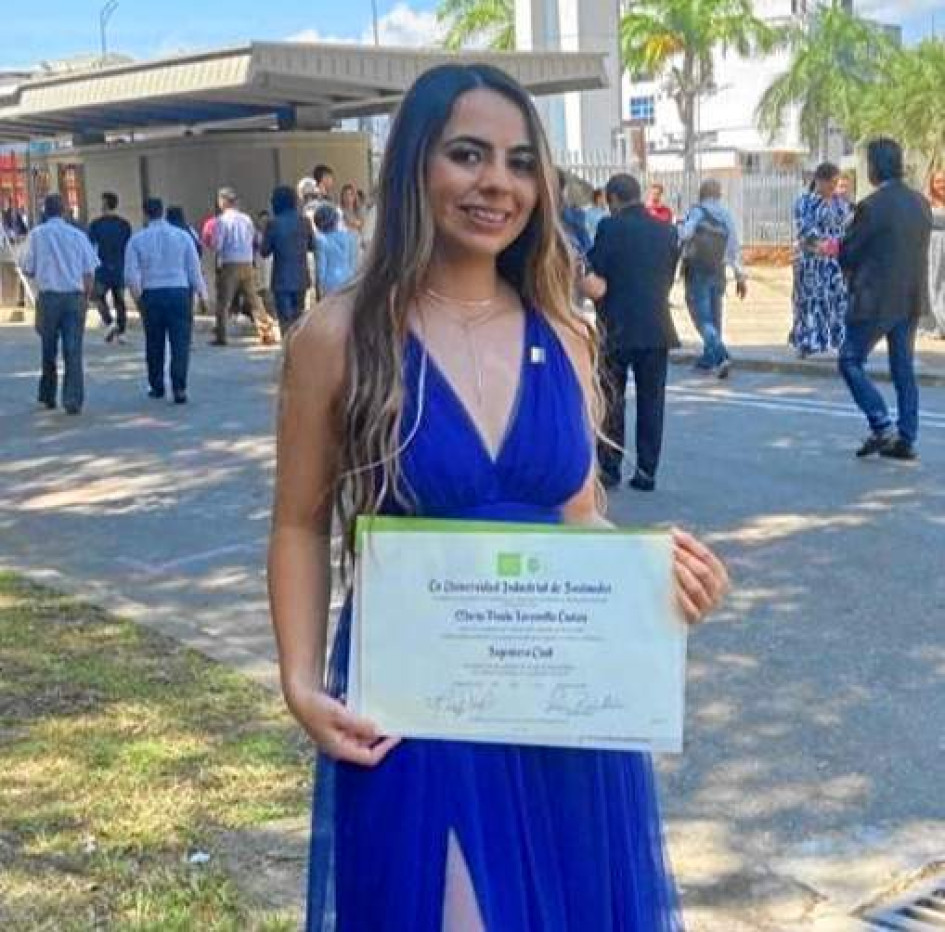 Foto | cortesía | LA PATRIA  La pensilvanense María Paula Jaramillo Loaiza recibió su título como Ingeniera Civil de la Universidad Industrial de Santander (UIS). Es egresada como bachiller de la Normal Superior de La Presentación. Su hermana Luisa Fernanda le extiende un caluroso abrazo y la felicita en compañía de sus padres y familiares.