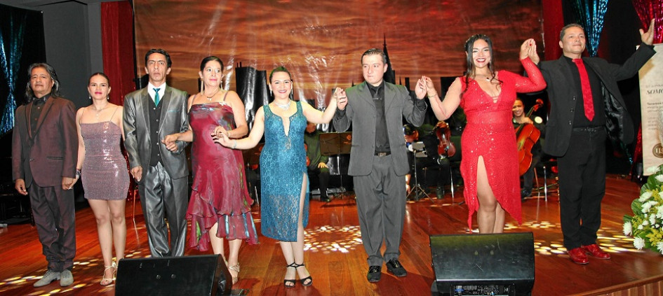 Fotos | Aregmiro Idárraga | LA PATRIA Grupo de bailarines de tango y milonga: José Fernando Villada, Diana María Hurtado, Jorge Iván Giraldo, Lucero Vega, Viviana Andrea Marín, Wilmar Montoya, Ivone Ramírez y Álex Ocampo.