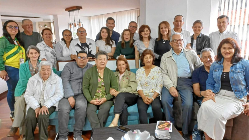 Foto | Cortesía | LA PATRIA Arriba: Laura Henao, Jorge Enrique Álvarez Henao, Ángela Ríos, Viviana Lemos, Juan Pablo Álvarez Henao, Jimena Patiño, Juan David Rendón, Miriam Álvarez, Álvaro Rendón, María Isabel Henao, Matilde Henao, Andrés Eduardo Novoa Henao, Adriana Alarcón y Luis Ovidio Henao. Abajo: Libia Idárraga, Ligia Henao, Jhon Harold Álvarez, Nora Vásquez, Patricia Hurtado, Leticia Hurtado, Horacio Henao, Alejandro Álvarez Henao y Gloria Hilda Velásquez.