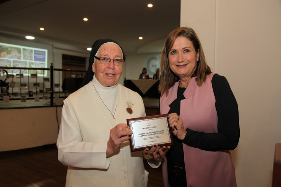 Fotos | Argemiro Idárraga | LA PATRIA Reconocimientos: Beatriz Eugenia Pardo, directora ejecutiva de la Fundación Obras Sociales Betania, entrega reconocimiento a la hermana Gloria del Carmen Torres Bustamante, directora de la Fundación Obras Sociales Betania.