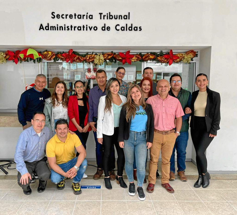 Abajo: Jhon Henry Gómez Osorio y Carlos Andrés Díez Vargas. Arriba: Diego Fernando Tibaquirá Arango, María Doreidy Navarro Hernández, Lida Clemencia Hernández Palacio, Héctor Fabio Pérez Correa, Lina Clemencia Urrea Alarcón, Vila Patricia Rodríguez Cárdenas, Andrés Díaz Betancurt, Eliana Milena Gil Gallego, Elkin Yesid Molina Orozco, Lina Johana García, Fernando Cardona Obando y Paola Andrea Sánchez Cardona.