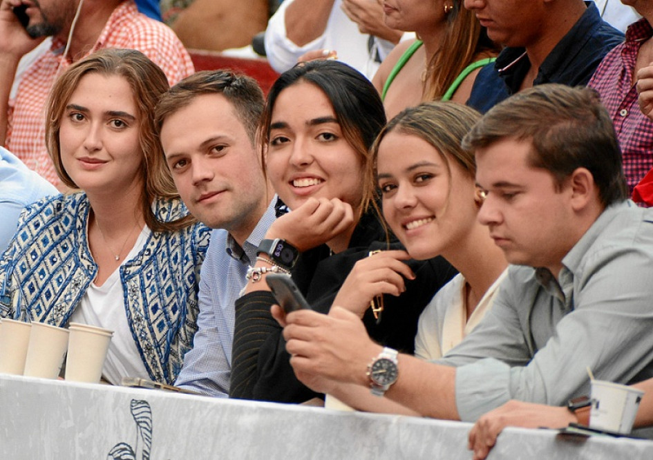 Foto | Freddy Arango | LA PATRIA Durante la Temporada Taurina los jóvenes han sido protagonistas  en la Plaza de Toros.  En la imagen: Mariana Botero, Juan José Ramírez, Sofía Botero, Camila Gaviria y Daniel Gómez.