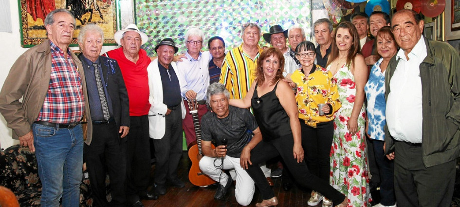 Tertulia de cantantes y bailarines de tango en la residencia de Javier Márquez.