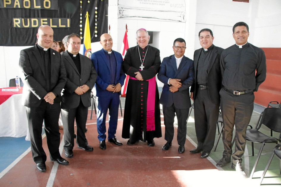 Fotos | Darío Augusto Cardona S | LA PATRIA En la imagen los sacerdotes: Héctor Adrián Gaviria, rector del colegio La Salle; Jorge Efraín Noreña, párroco de la Catedral de Manizales; Alberto Llanos, rector del colegio LANS, monseñor José Miguel Gómez, arzobispo de Manizales, Luis Eduardo Loaiza, párroco del Caribe; Leonardo Ramírez J, docente del colegio La Salle, y Edwin Andrés Prias, párroco de San Francisco de Asís.