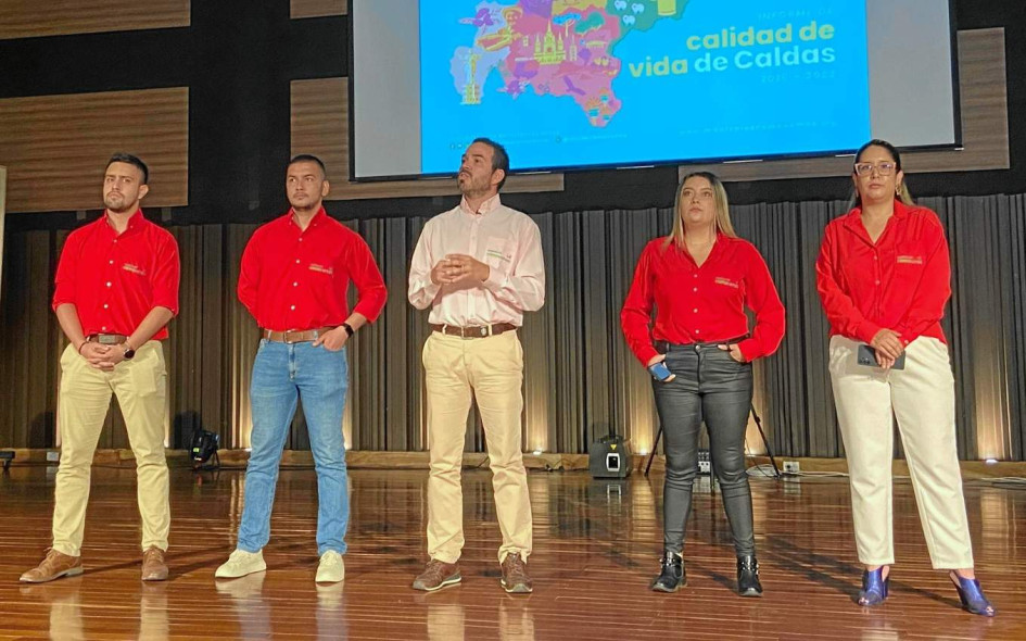 Foto | Cortesía Manizales Como Vamos| LA PATRIA Mateo Becerra Restrepo, Gabriel Mogollón Rojas, Daniel Hurtado Cano, Mariana Corredor Lucuara y Margarita Laverde Galvis, integrantes del equipo base de Manizales Cómo Vamos, durante la presentación del informe de calidad de vida de Caldas 2018 - 2022.