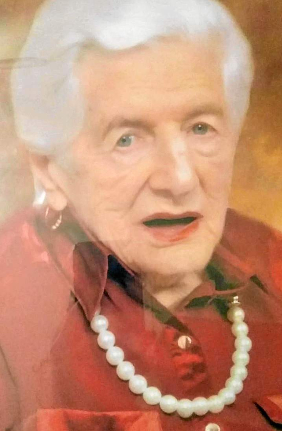 Con distintos actos religiosos los familiares de María Olga Hoyos de Jiménez celebran su quinto aniversario. A la memoria de mi 'Madre amada'. Fuiste la luz que alumbraba nuestras vidas. Sin ti quedamos en las sombras. Estarás por siempre. Tu hija Sonnia Jiménez de Salas.