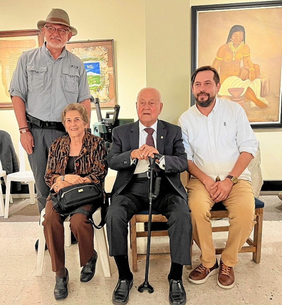 Foto | Cortesía | LA PATRIA Carlos Antonio Coronel, dibujante y pintor; Edilma Rivera de Urrera; Daniel Urrea Duque, presidente de la Sociedad de Mejoras Públicas de Villamaría; y Juan Pablo Jaramillo Rivera, gerente de la Corporación Casa de la Cultura.