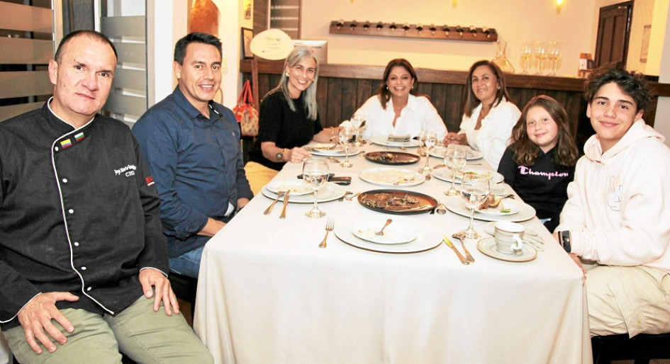 Foto | Argemiro Idárraga | LA PATRIA Jorge Mario Gómez, chef de Vino y Pimienta posa con Jorge Eduardo Rojas, alcalde de Manizales; Juliana Londoño Villa, Claudia Giraldo, María José Rojas, Bibiana Gutiérrez Giraldo y Miguel Rojas Londoño, en una cena en el restaurante Vino y Pimienta.
