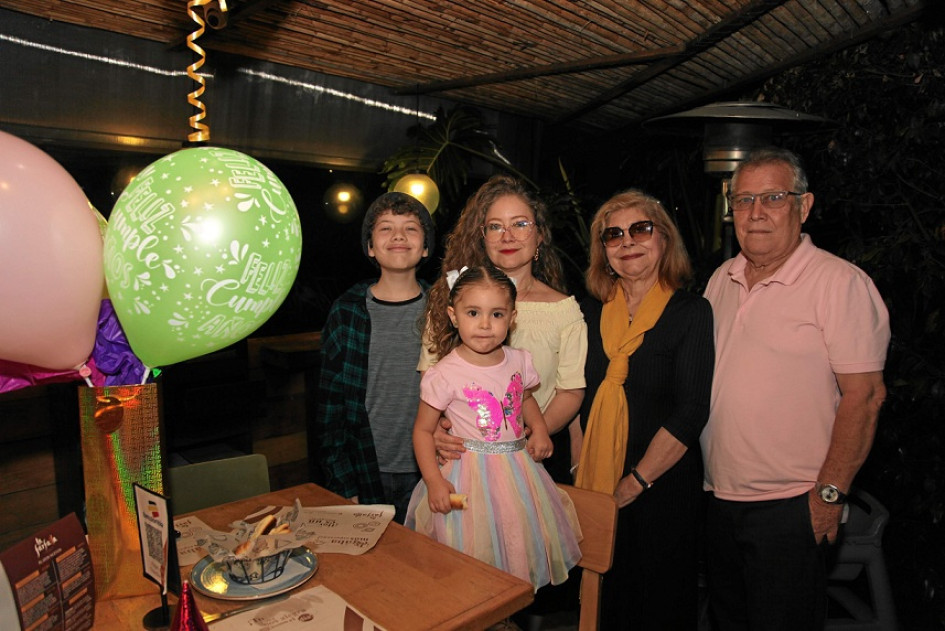 Foto | Argemiro Idárraga | LA PATRIA Carlos Mario Guevara, Carolina Beltrán, Raquel Dulcey y Pedro Beltrán ofrecieron una cena en el restaurante La Farfalla par festejar los tres años de vida de María Victoria Galvis Beltrán.