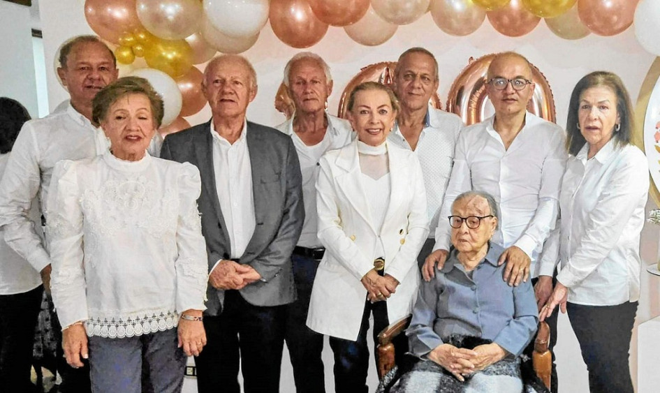 Rodeada de sus hijos: Edilma, Guillermo, César, Álvaro, Nubia, Manuel, Jaime Martín y Fabiola Valencia Trejos.