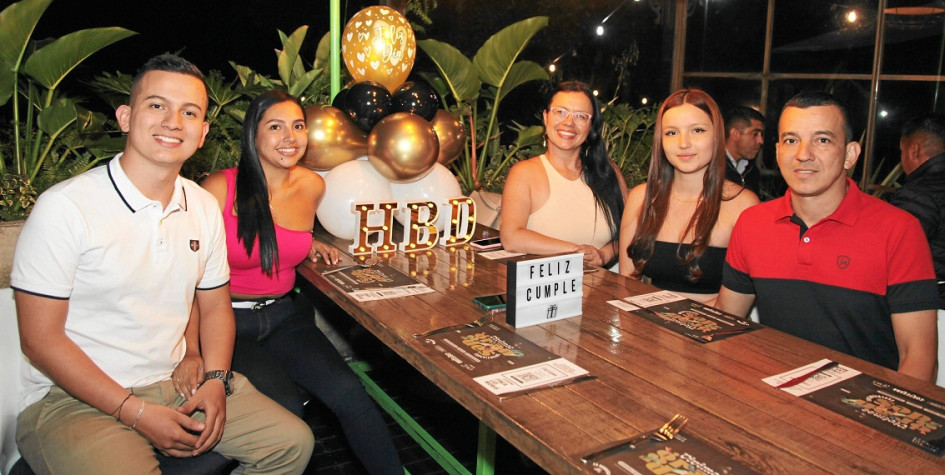 Foto | Argemiro Idárraga | LA PATRIA Diego Alejandro Rubio Carranza, Constanza Carranza Rodríguez, Valentina Rubio Carranza y Luis Enrique Rubio Castillo le celebraron el cumpleaños a María Antonia Quintero Hernández con una cena en el restaurante Cortesana.