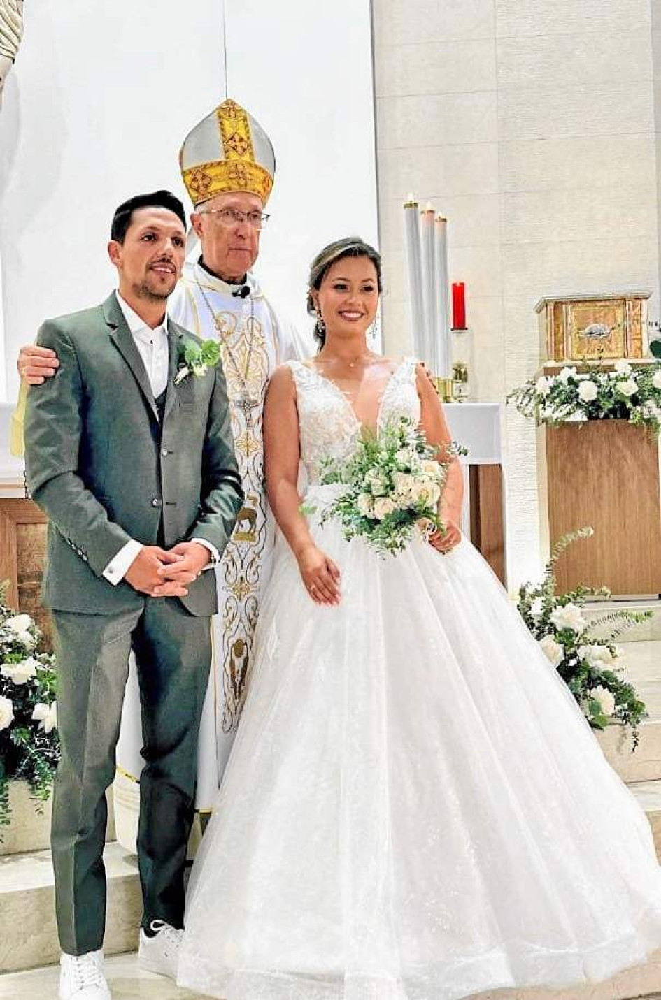 Foto | Lector | LA PATRIA Susana Osorio López y Mario Chamorro Recalde en compañía de monseñor Alejandro Castaño, obispo emérito quien oficio la ceremonia.