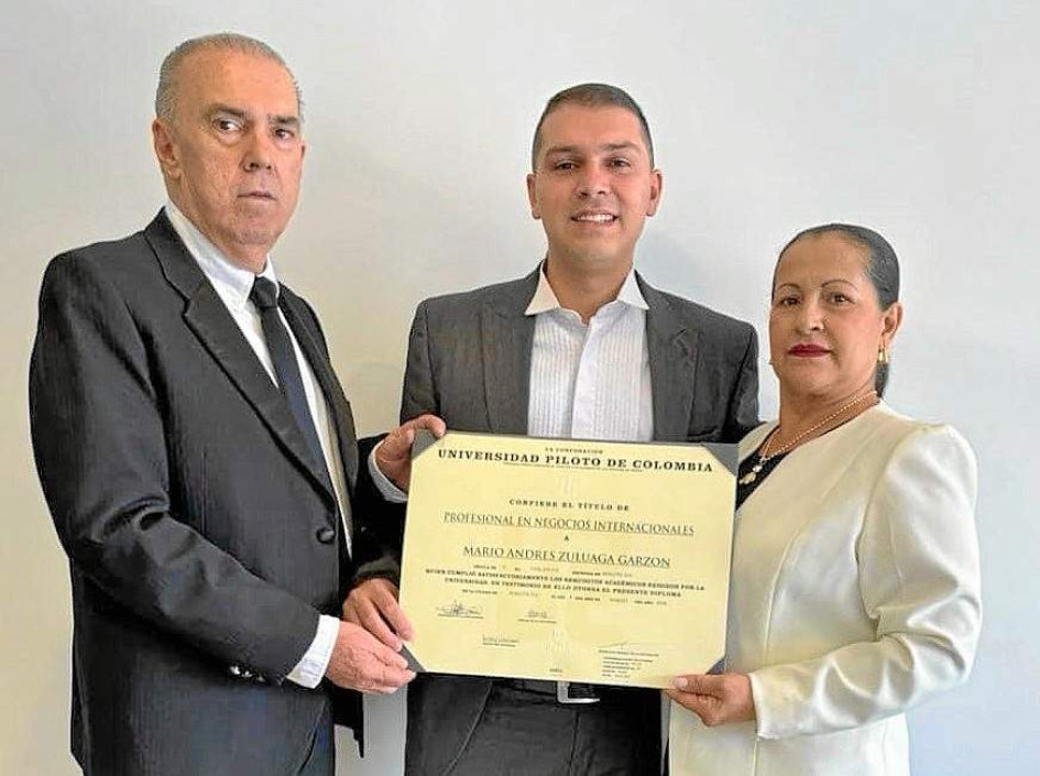 Foto | Henry Giraldo | LA PATRIA Mario Andrés Zuluaga Garzón, de Manzanares (Caldas), recibió el titulo como profesional en Negocios Internacionales de la Universidad Piloto de Bogotá. Lo acompañan sus padres, Mario y Teresa. Felicitaciones para él y su familia.