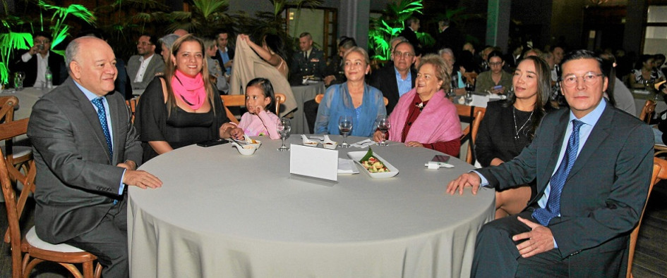 Fotos | Argemiro Idárraga | LA PATRIA José Fernando Reyes Cuartas en compañía de su familia: María Luz Dary Reyes Cuartas, María Ligia Cuartas, Camila Restrepo Reyes, María Antonia Velásquez Restrepo, Yeimi Pinilla; y Hernán Penagos Giraldo.