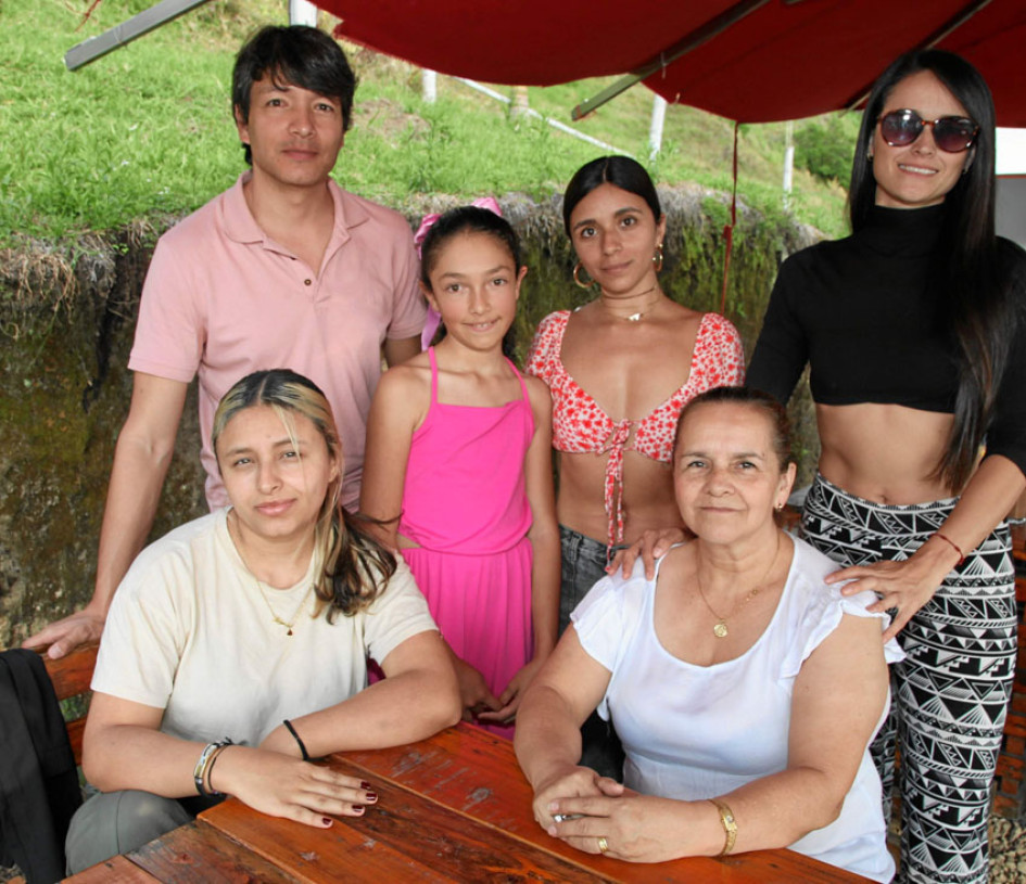 Foto | Argemiro Idárraga | LA PATRIA Alejandra López Espinoza, Patricia Eugenia Espinoza, Jenny Gallego, Zoé Londoño, Jenny López y Katerín López, compartieron un almuerzo en el restaurante Mirador de La Camelia.