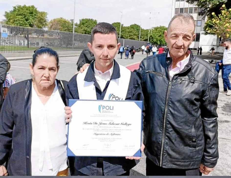 Foto | Henry Giraldo | LA PATRIA Kevin de Jesús Salazar Gallego al lado de sus padres.