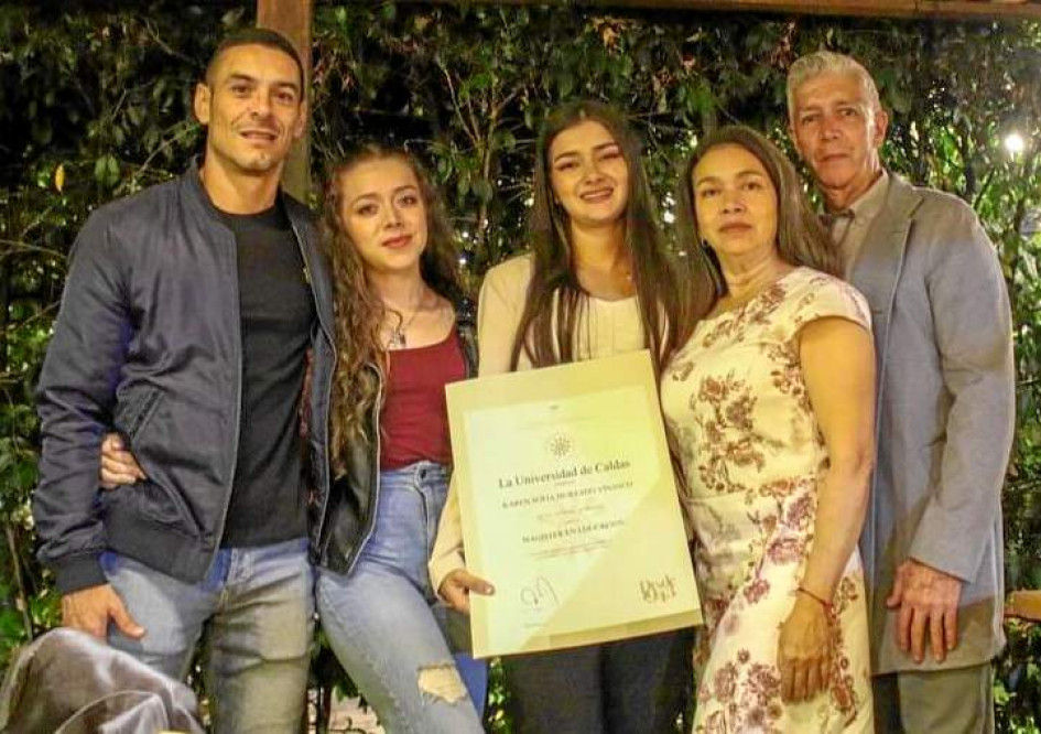 Foto | Cortesía | LA PATRIA  Karen Sofía Hurtado Vinasco obtuvo su título de la maestría en Educación de la Universidad de Caldas. Su familia la acompañó en este día.  Juan Carlos Franco Valencia, Luisa María Hurtado Vinasco, Karen Sofía Hurtado Vinasco, Beatriz Eugenia Vinasco Escobar y Jesús Abel Hurtado Hurtado.